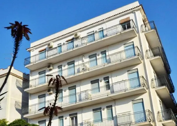 Gianni House Backpackers Хостел